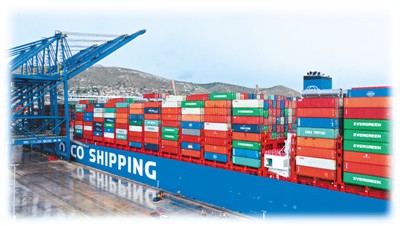 El barco de contenedores ultra grande de China "COSCO Sea Piscis" llegó a Europa el 15 de febrero después de casi un mes de navegación, en el puerto del Pireo, Grecia. (Wu Lu/Agencia de Noticias Xinhua)