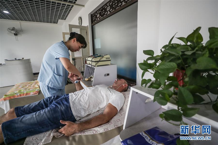 La tecnología de fisioterapia de rehabilitación de China se populariza entre los rusos