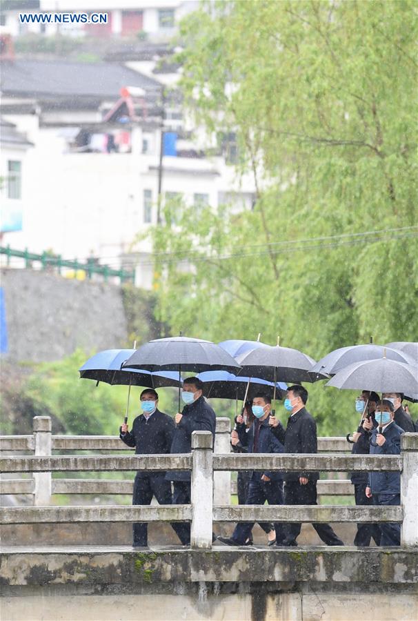 Xi inspecciona trabajo de reducción de la pobreza en provincia de Shaanxi