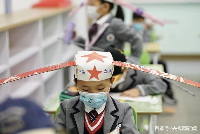 Los alumnos de una escuela primaria de Hangzhou vuelven a las aulas con 