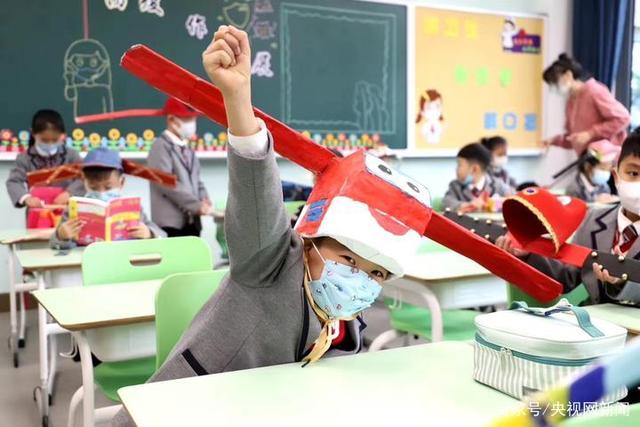 Los alumnos de una escuela primaria de Hangzhou vuelven a las aulas con 