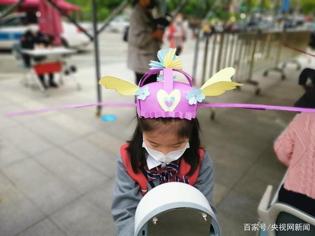 Los alumnos de una escuela primaria de Hangzhou vuelven a las aulas con 