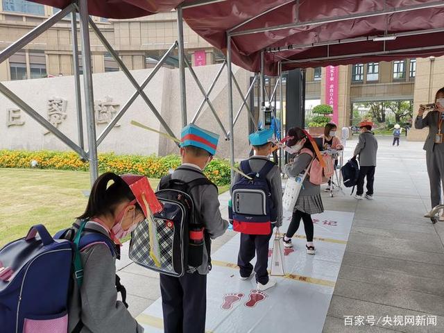 Los alumnos de una escuela primaria de Hangzhou vuelven a las aulas con 