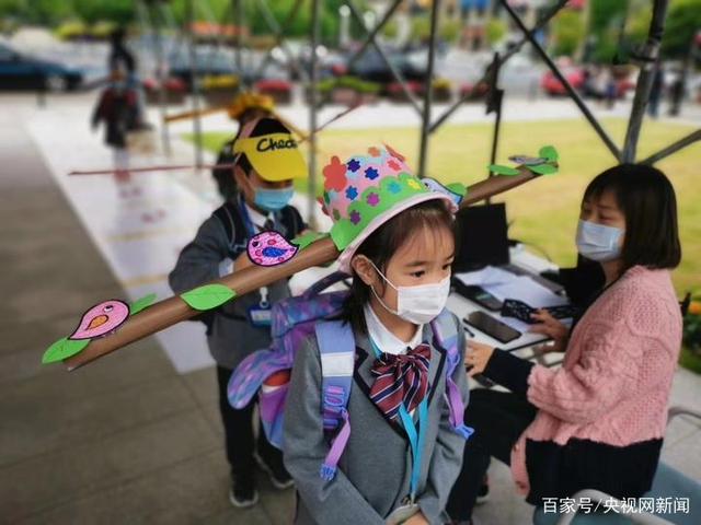 Los alumnos de una escuela primaria de Hangzhou vuelven a las aulas con 