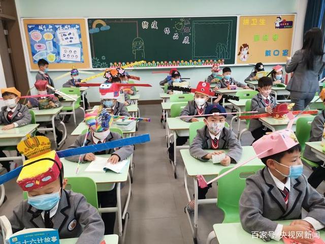 Los alumnos de una escuela primaria de Hangzhou vuelven a las aulas con 
