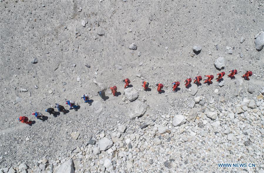 Topógrafos chinos volverán a medir la altura del Monte Qomolangma