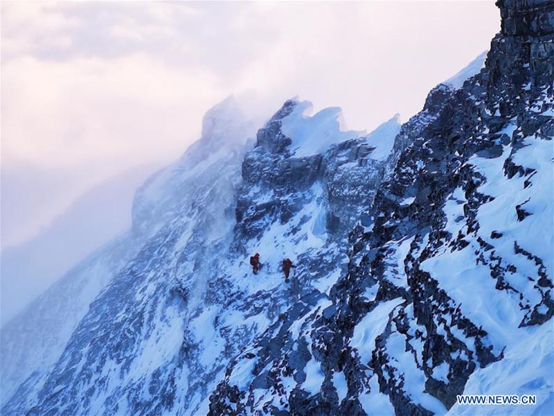 Equipo de topografía chino se dirige a la cumbre del Monte Qomolangma