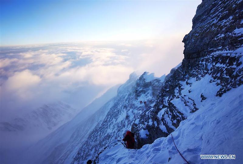 Equipo de topografía chino se dirige a la cumbre del Monte Qomolangma