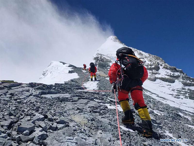 Equipo de topografía chino se dirige a la cumbre del Monte Qomolangma
