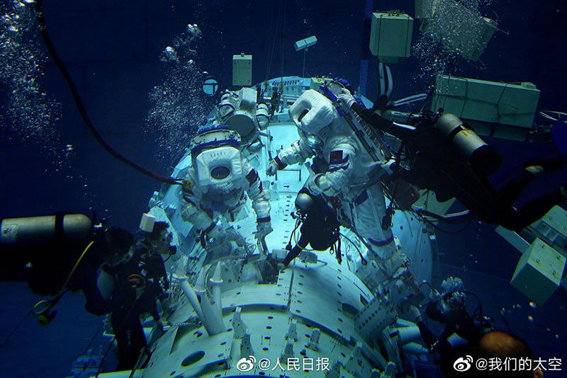 Los astronautas realizan entrenamientos de ingravidez bajo el agua