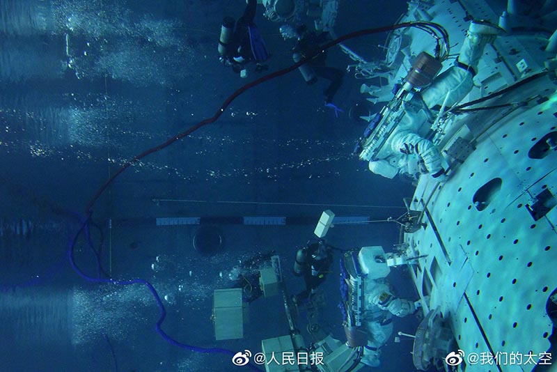 Los astronautas realizan entrenamientos de ingravidez bajo el agua