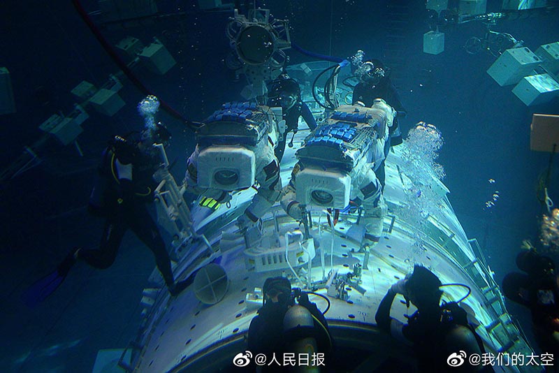 Los astronautas realizan entrenamientos de ingravidez bajo el agua