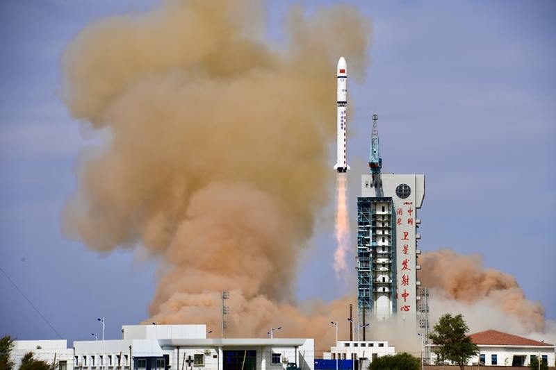 Lanzan cohete portador Larga Marcha 2D con dos nuevos satélites a bordo