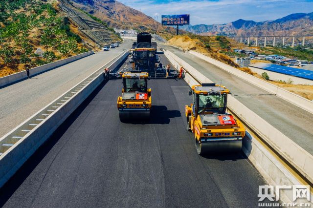 Equipos pesados autoconducidos impulsan la construcción de carreteras