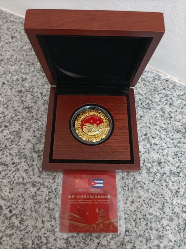 Presentan medalla conmemorativa por el 60 aniversario de las relaciones diplomáticas entre China y Cuba