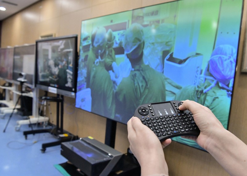 Cirujano chino lleva a cabo una operación remota utilizando tecnología 5G