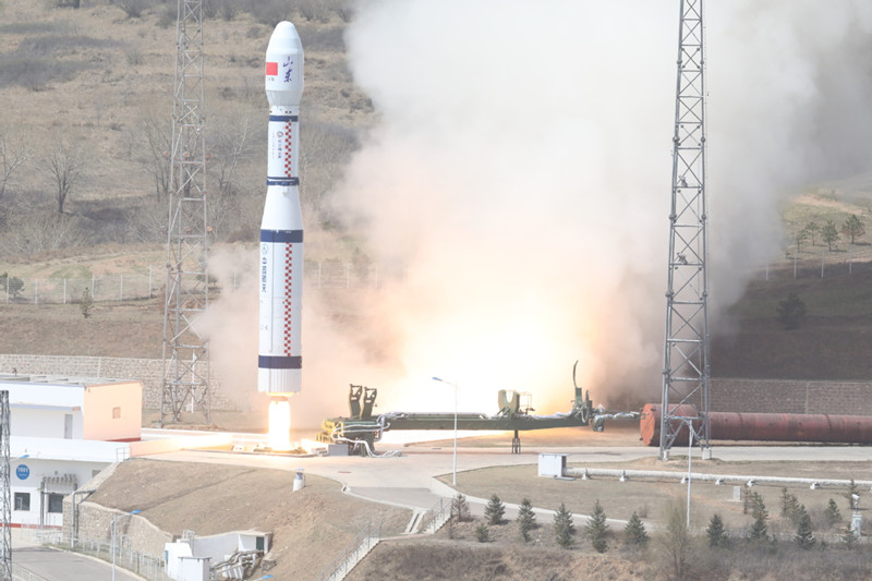 China lanza nueve satélites comerciales