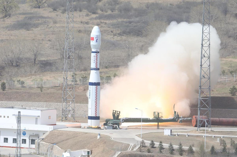 China lanza nueve satélites comerciales