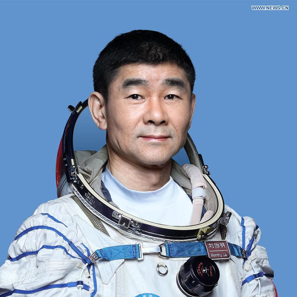 China presenta a astronautas de Shenzhou-12 para construcción de estación espacial
