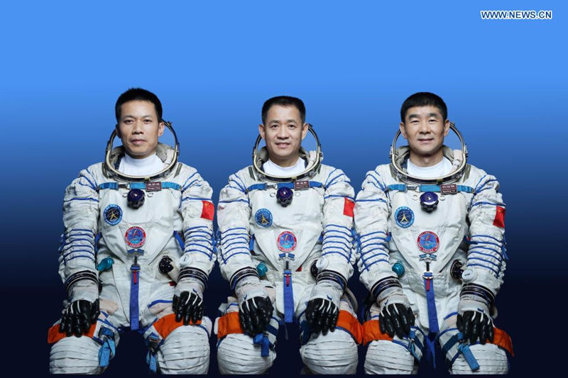 China presenta a astronautas de Shenzhou-12 para construcción de estación espacial            	            	   Los astronautas chinos Nie Haisheng, Liu Boming y Tang Hongbo llevarán a cabo la misión de vuelo espacial tripulado Shenzhou-12...