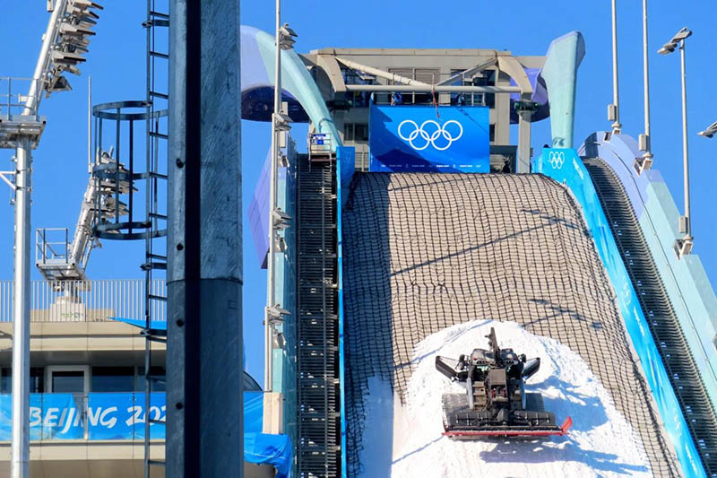 Fabricación de nieve en la plataforma olímpica de salto de esquí entra en su etapa crucial