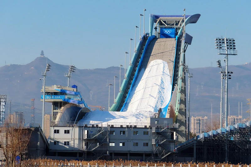 Fabricación de nieve en la plataforma olímpica de salto de esquí entra en su etapa crucial