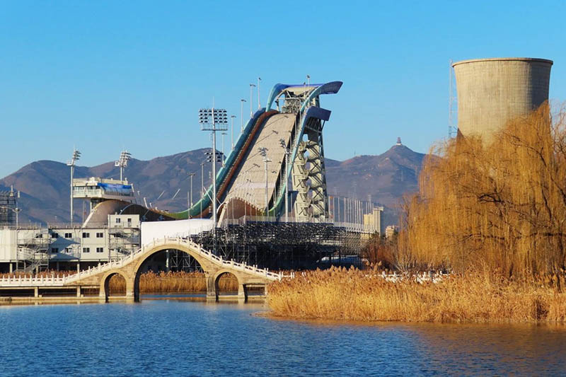 Fabricación de nieve en la plataforma olímpica de salto de esquí entra en su etapa crucial