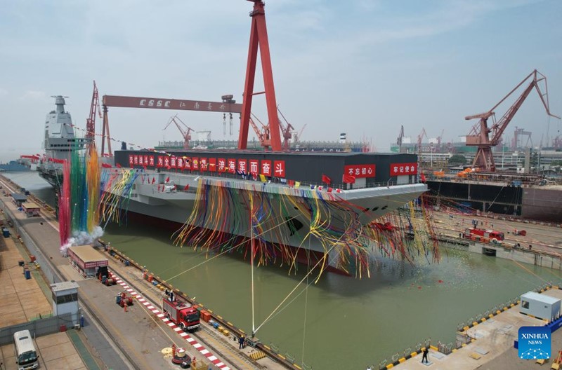 China lanza tercer portaaviones                    China lanzó su tercer portaaviones, el Fujian, en Shanghai hoy viernes por la mañana. El portaaviones, que lleva el nombre de la provincia de Fujian, fue completamente diseñado y construido por el país.