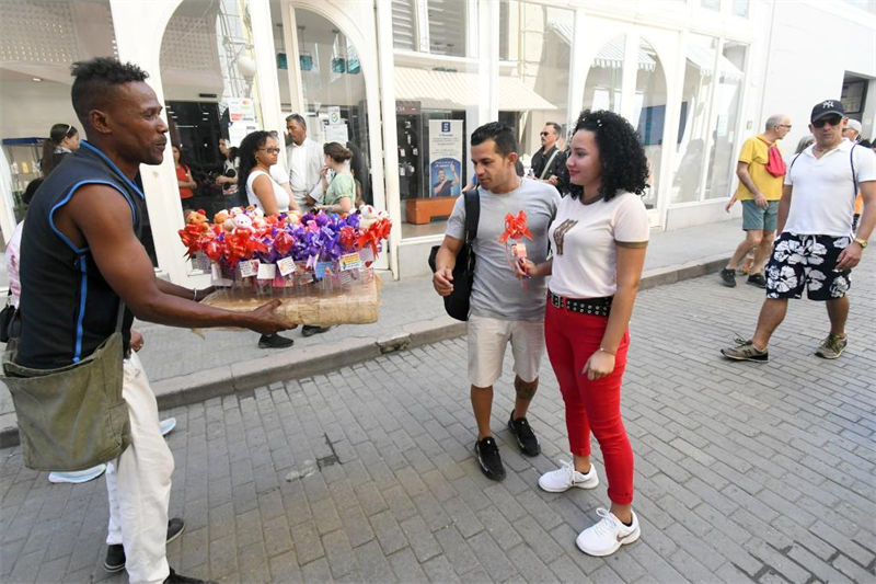 ESPECIAL: Cubanos celebran Día de San Valentín a pesar de estrechecez económica