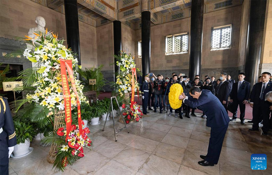Exlíder de Taiwan Ma Ying-jeou visita mausoleo de Sun Yat-sen en Nanjing