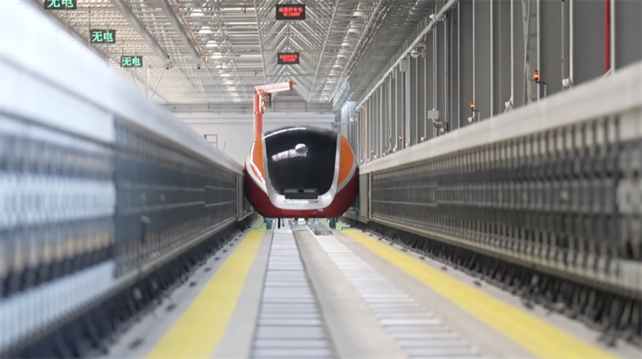 El fabricante chino de trenes CRRC Changchun Railway Vehicles prueba el primer sistema de levitación eléctrica superconductora de alta temperatura de China en Changchun, noreste de China, el 31 de marzo del 2023. [Foto: CGTN]