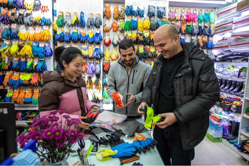 Extranjeros compran productos en una tienda del Mercado de Comercio Internacional de Yiwu, en la provincia oriental china de Zhejiang. [Foto: Yang Meiqing/Diario del Pueblo digital]