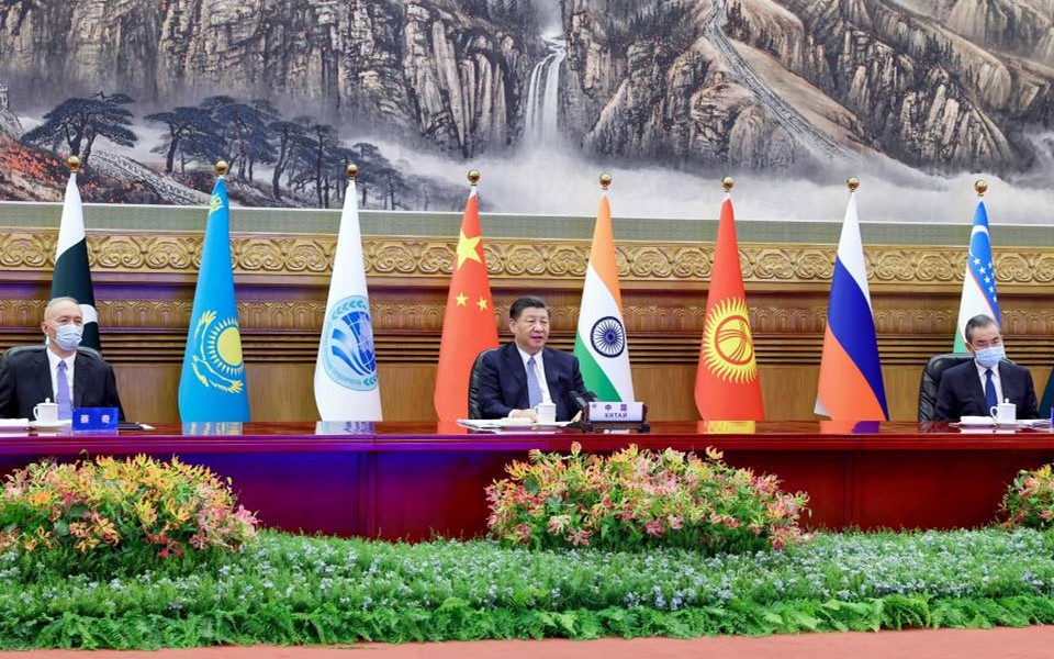 Xi asiste a cumbre de OCS, pide unidad y coordinación                    El presidente chino, Xi Jinping, dijo el martes que la Organización de Cooperación de Shanghai (OCS) debe estar a la altura de los tiempos, tener presente su misión fundacional y mantenerse unida y coordinada para inyectar más certidumbre y energía positiva a la paz y el desarrollo mundiales.