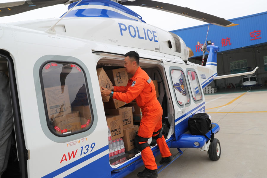 Varios helicópteros entregan suministros a áreas inundadas en Beijing