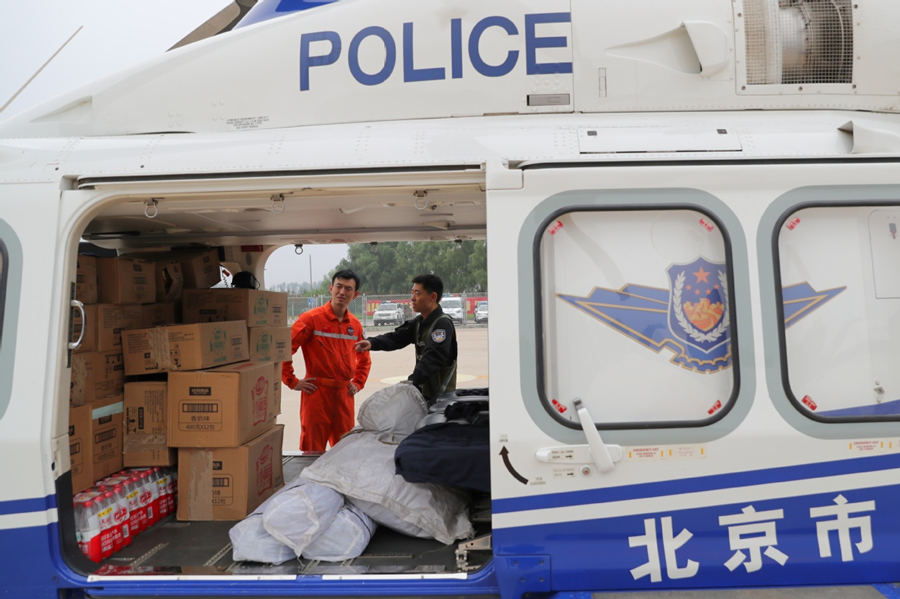 Varios helicópteros entregan suministros a áreas inundadas en Beijing