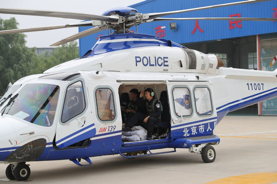 Varios helicópteros entregan suministros a áreas inundadas en Beijing