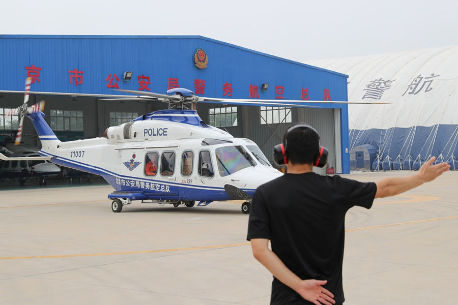 Varios helicópteros entregan suministros a áreas inundadas en Beijing