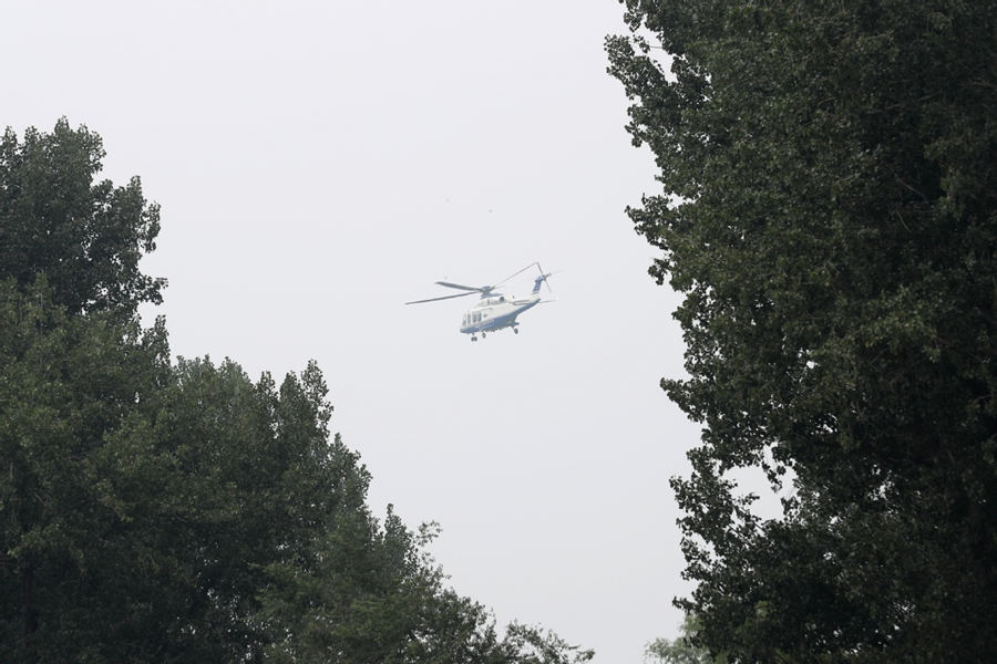 Varios helicópteros entregan suministros a áreas inundadas en Beijing