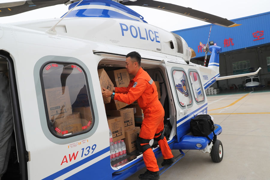 Varios helicópteros entregan suministros a áreas inundadas en Beijing                    El equipo de aviación de la policía de la Oficina de Seguridad Pública Municipal de Beijing envió varios helicópteros para entregar suministros de emergencia a las áreas más afectadas por las fuertes lluvias en la ciudad, incluidos los distritos de Changping, Fangshan y Mentougou. 