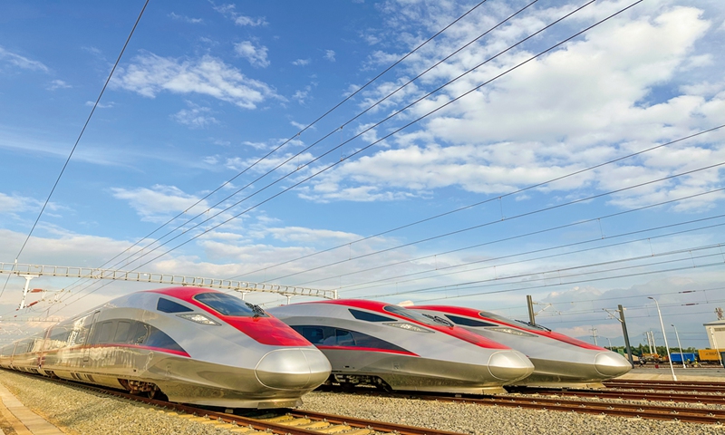 Jakarta-Bandung HSR entra en la etapa de pruebas intensivas                    El Ferrocarril de Alta Velocidad Yakarta-Bandung (HSR), un proyecto histórico bajo la Iniciativa de la Franja y la Ruta (BRI), propuesta por China, ahora se está sometiendo a una intensa puesta en marcha y pruebas conjuntas, allanando el camino para las operaciones comerciales programadas para comenzar este año.