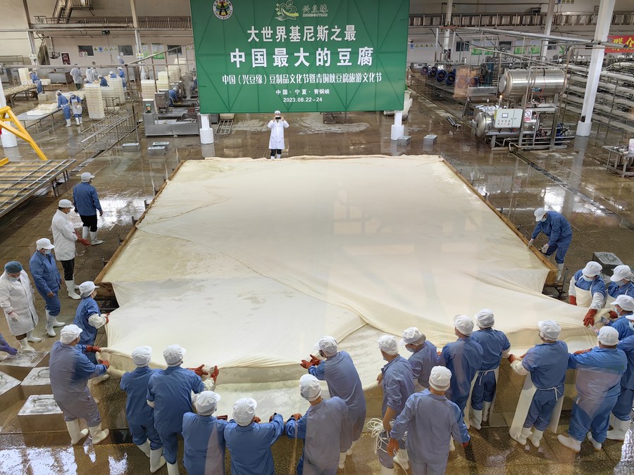 Empresa china elabora la mayor pieza de tofu del país con cinco toneladas de soya