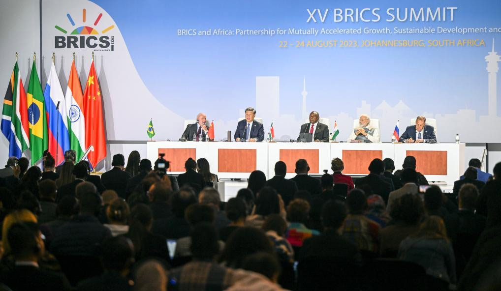 Xi dice que expansión de BRICS es histórica y nuevo punto de partida para cooperación                    El presidente de China, Xi Jinping, dijo hoy jueves que la expansión del BRICS es histórica y constituye un nuevo punto de partida para la cooperación del bloque. Xi hizo las declaraciones en una conferencia de prensa celebrada durante la XV Cumbre de BRICS después de que el presidente sudafricano, Cyril Ramaphosa, anunciara que seis países, Argentina, Egipto, Etiopía, Irán, Arabia Saudita y los Emiratos Árabes Unidos, fueron invitados a convertirse en nuevos miembros del BRICS.