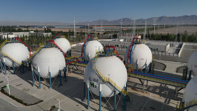 Fotografía aérea de los tanques de almacenamiento de hidrógeno en Kuqa, región autónoma uygur de Xinjiang, el 30 de junio de 2023. [Foto/Xinhua]