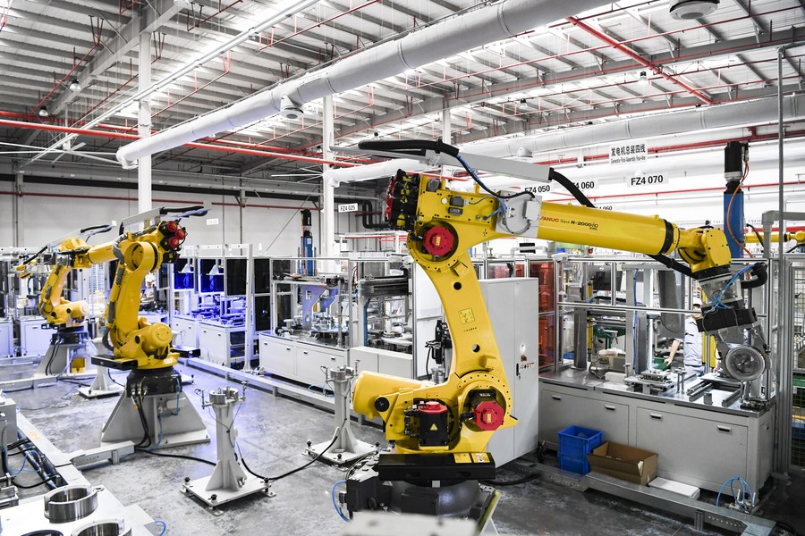 Esta foto, tomada el 24 de agosto de 2023, muestra la producción automatizada de estátores y rotores de motor en una empresa de la Ciudad de la Ciencia Occidental en la municipalidad de Chongqing, en el suroeste de China. (Xinhua/Wang Quanchao)