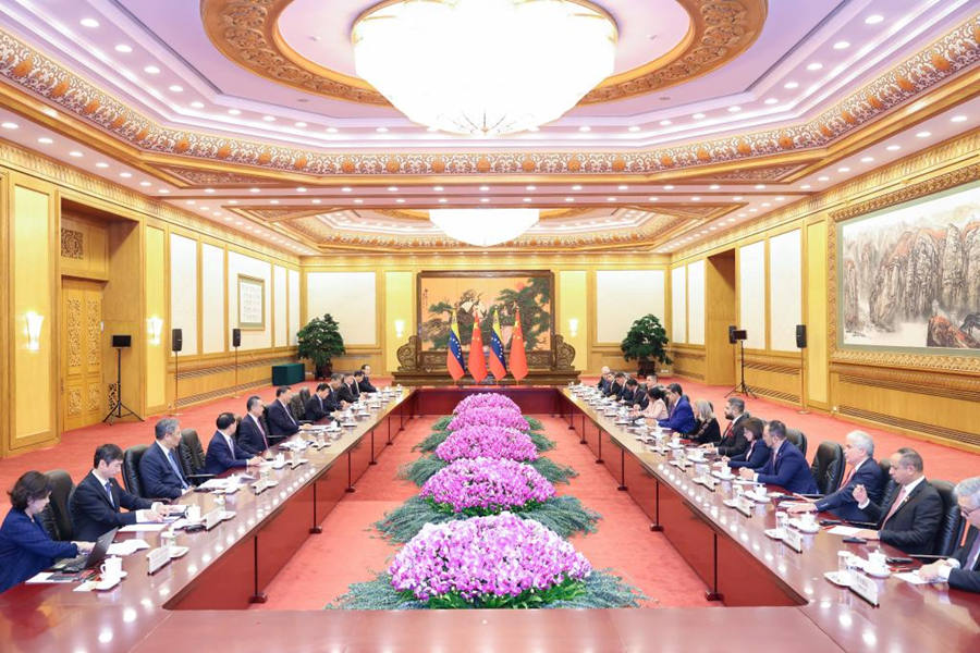 Xi y Maduro anuncian elevación de relaciones China-Venezuela                    El presidente chino, Xi Jinping, sostuvo hoy miércoles en el Gran Palacio del Pueblo conversaciones con su homólogo venezolano, Nicolás Maduro Moros, quien se encuentra en visita de Estado en China.