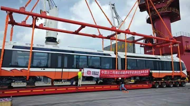 Dos trenes ligeros inteligentes de nueva energía fabricados por CRRC Tangshan Co., Ltd. en la terminal Tongyang de la bahía de Tongzhou, ciudad de Nantong, provincia de Jiangsu, al este de China, 23 de septiembre de 2023. /CMG
