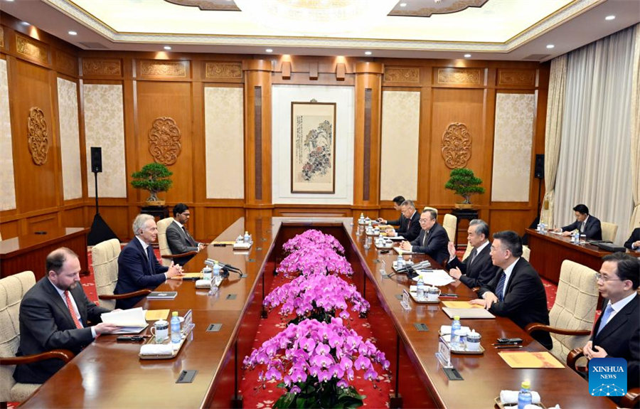 Alto diplomático chino se reúne con exprimer ministro británico