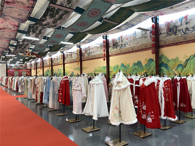 El 24 de enero, los Hanfu se exhibieron en la sala de exposiciones de la base de transmisión en vivo Yuncang de trajes Hanfu en la aldea de Daji, condado Caoxian, ciudad de Heze, provincia de Shandong. (Foto de Zhou Linjia, Diario del Pueblo digital)