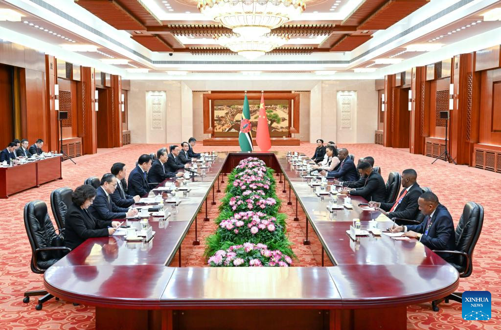 Máximo legislador chino se reúne con primer ministro de Dominica