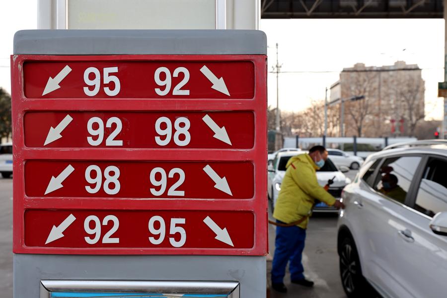 China recortará precios minoristas de gasolina y diésel